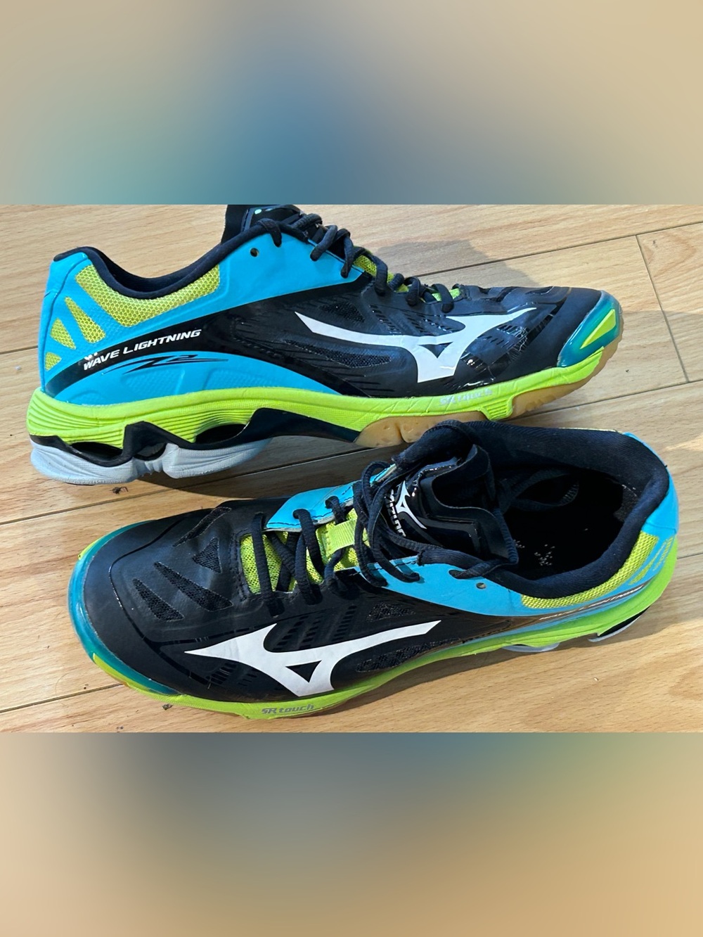 MIZUNO mens size 9.5 court shoes